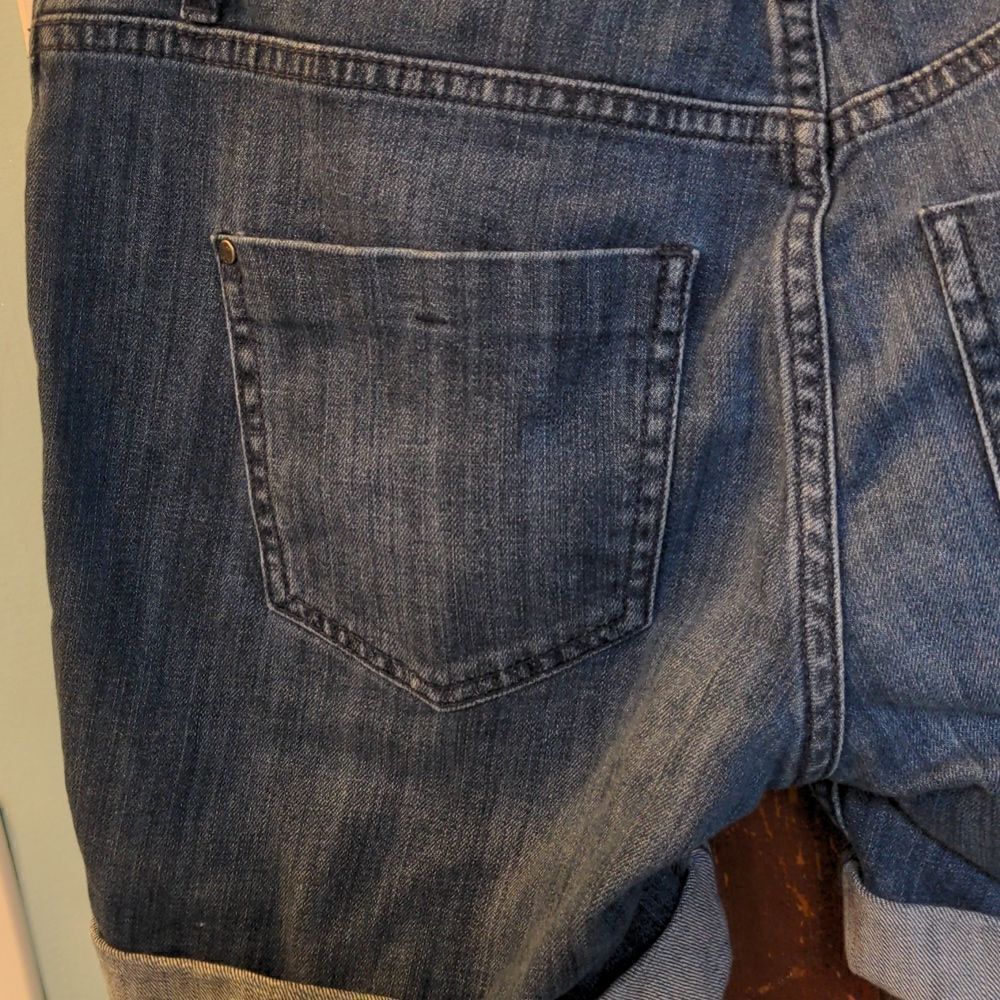 2 for $20 Elle Medium Wash Distressed Denim Rolled Leg Jean Shorts Sz 4 - Picture 10 of 10